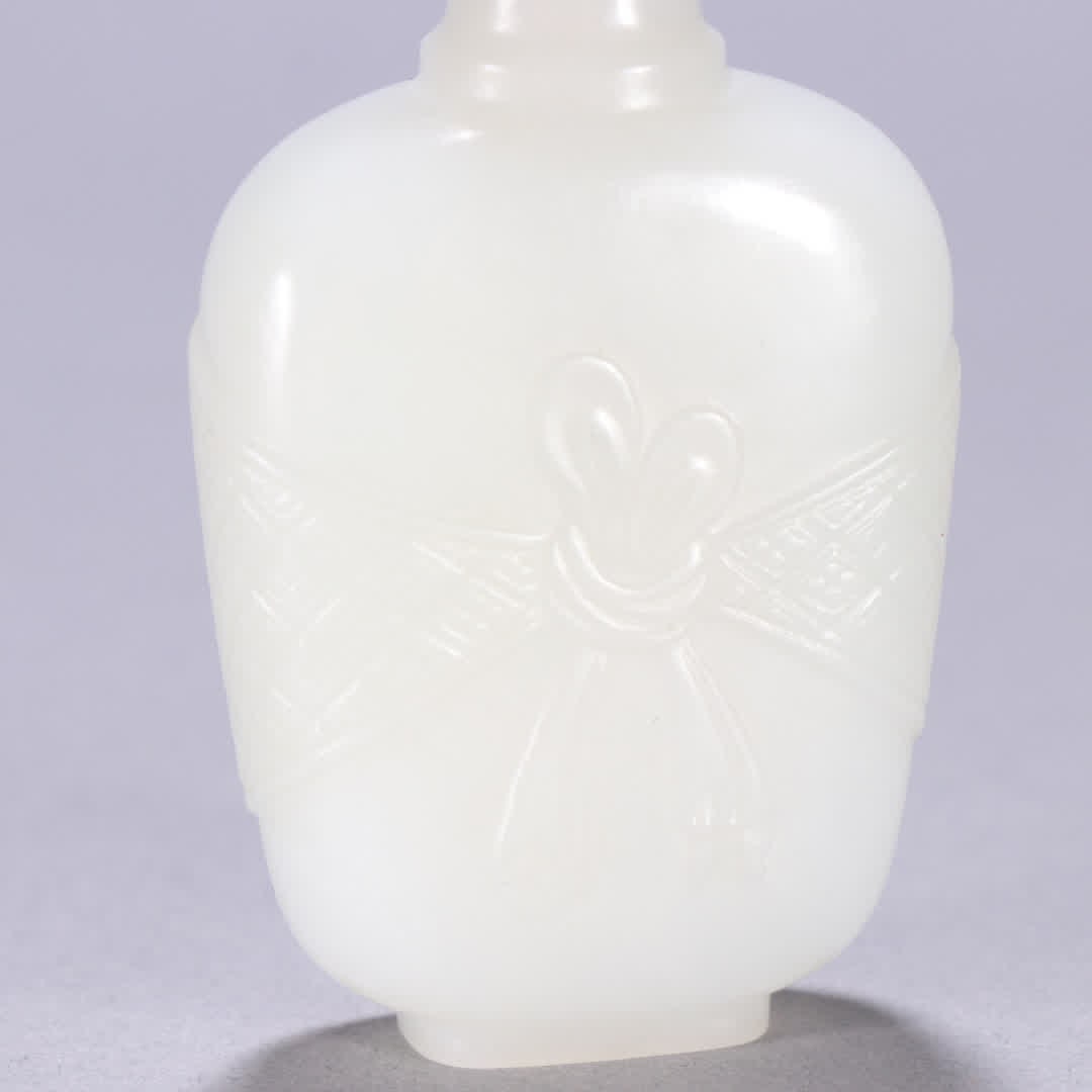 A Qing Dynasty Hetian jade snuff bottle with a pouch pattern - 2