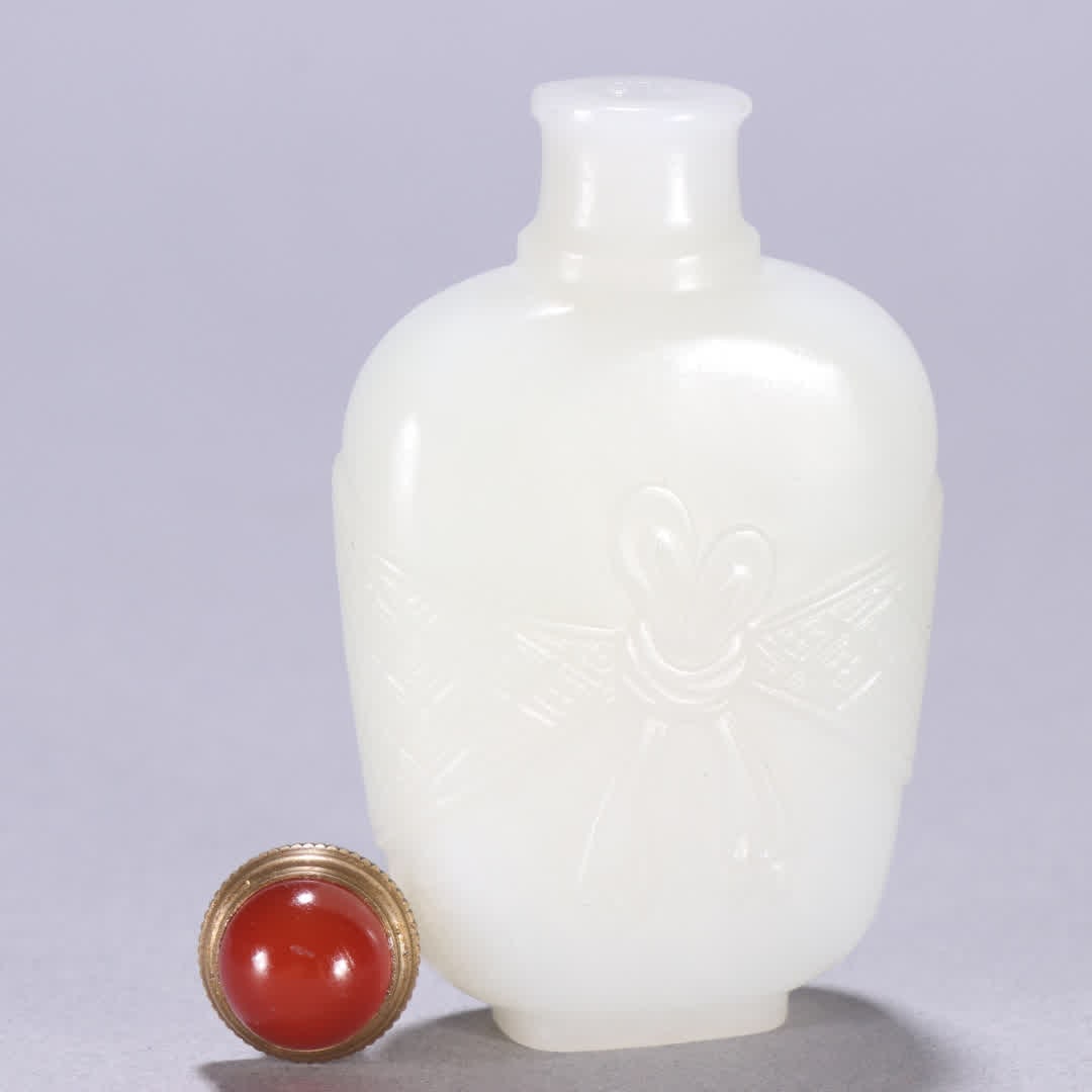 A Qing Dynasty Hetian jade snuff bottle with a pouch pattern - 3