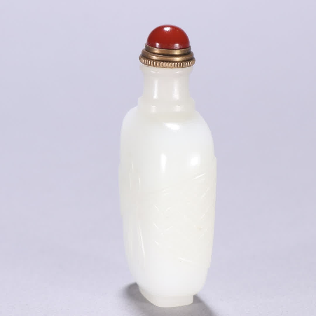 A Qing Dynasty Hetian jade snuff bottle with a pouch pattern - 4