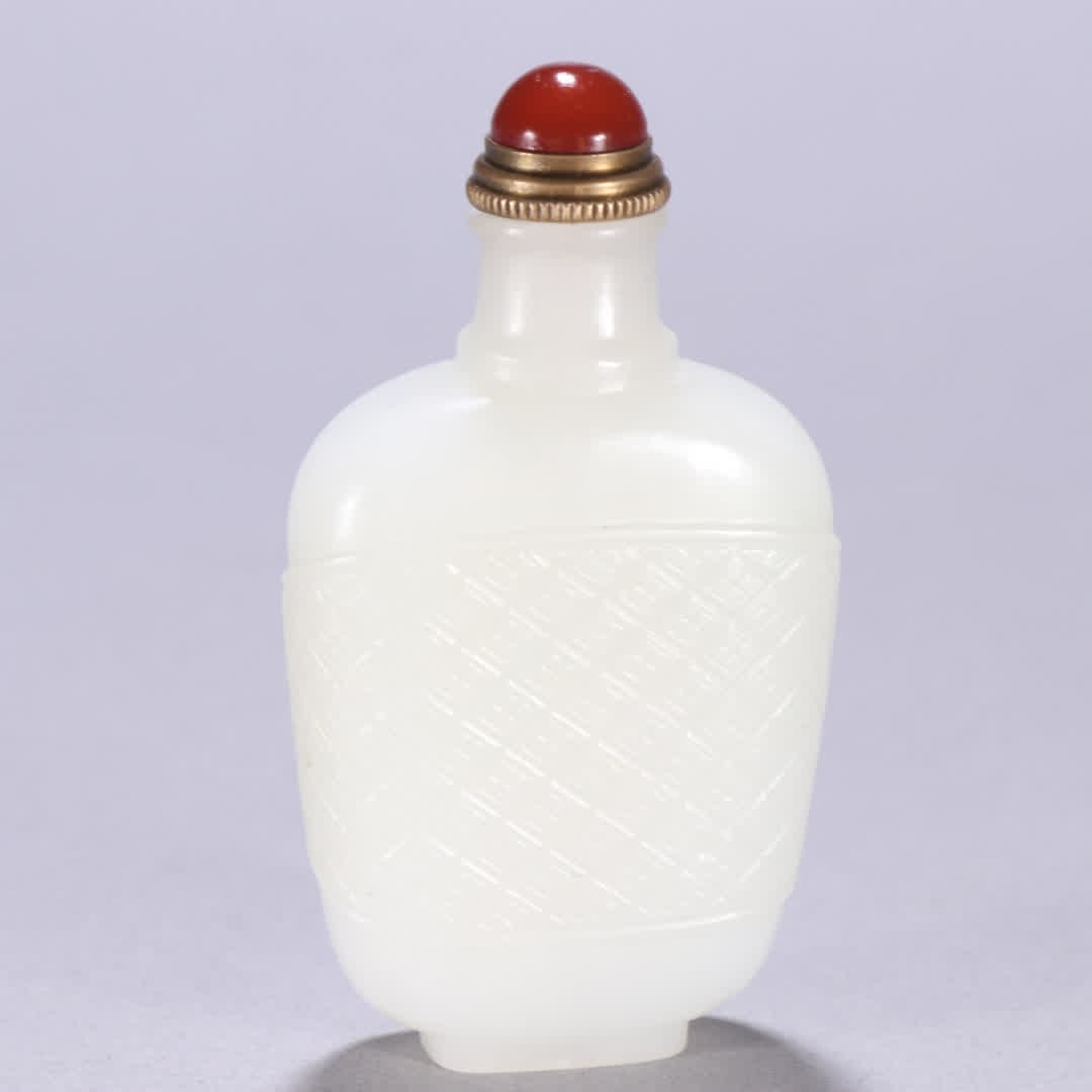 A Qing Dynasty Hetian jade snuff bottle with a pouch pattern - 5