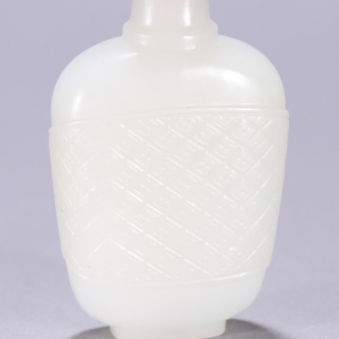 A Qing Dynasty Hetian jade snuff bottle with a pouch pattern - 6