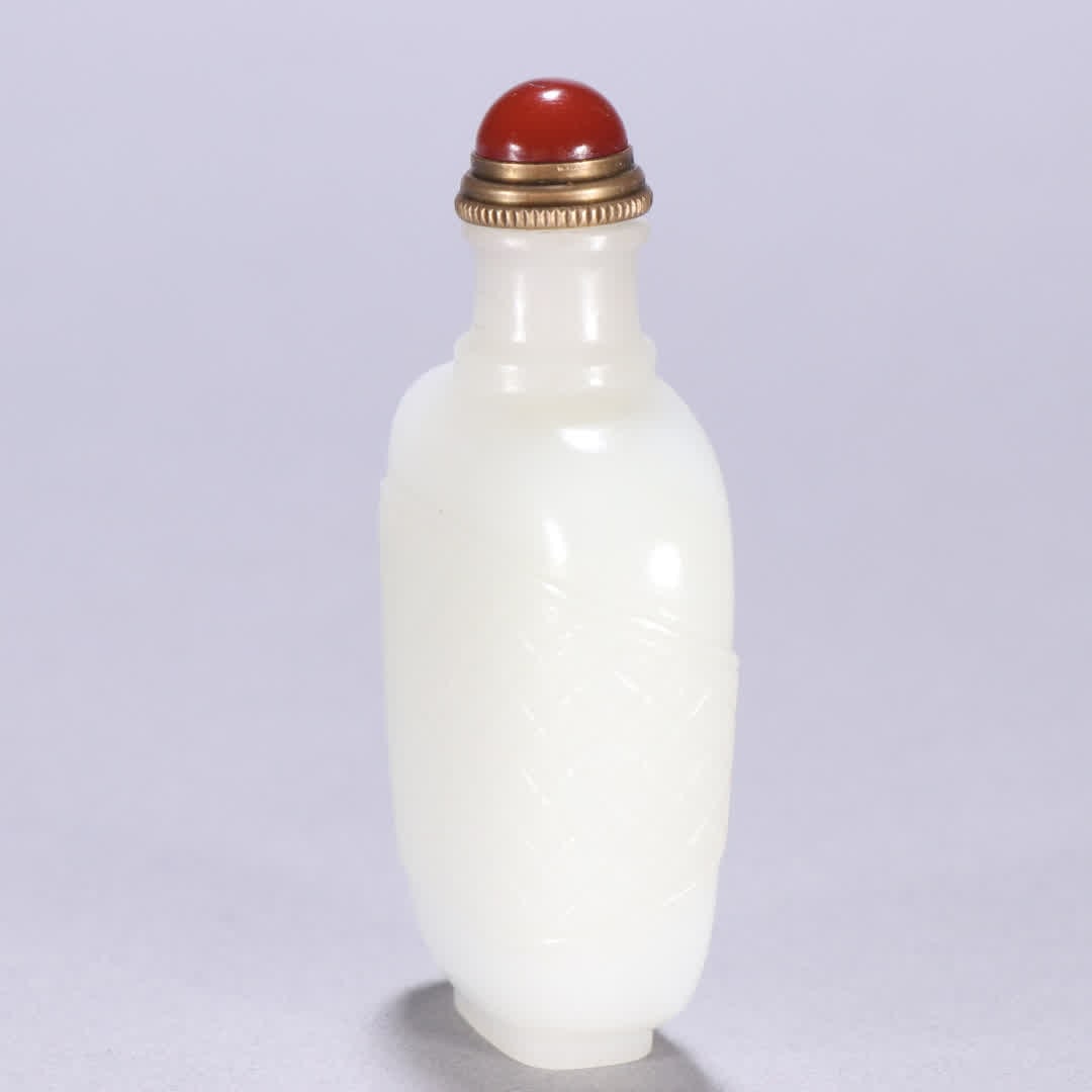 A Qing Dynasty Hetian jade snuff bottle with a pouch pattern - 7