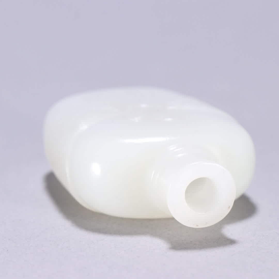 A Qing Dynasty Hetian jade snuff bottle with a pouch pattern - 8