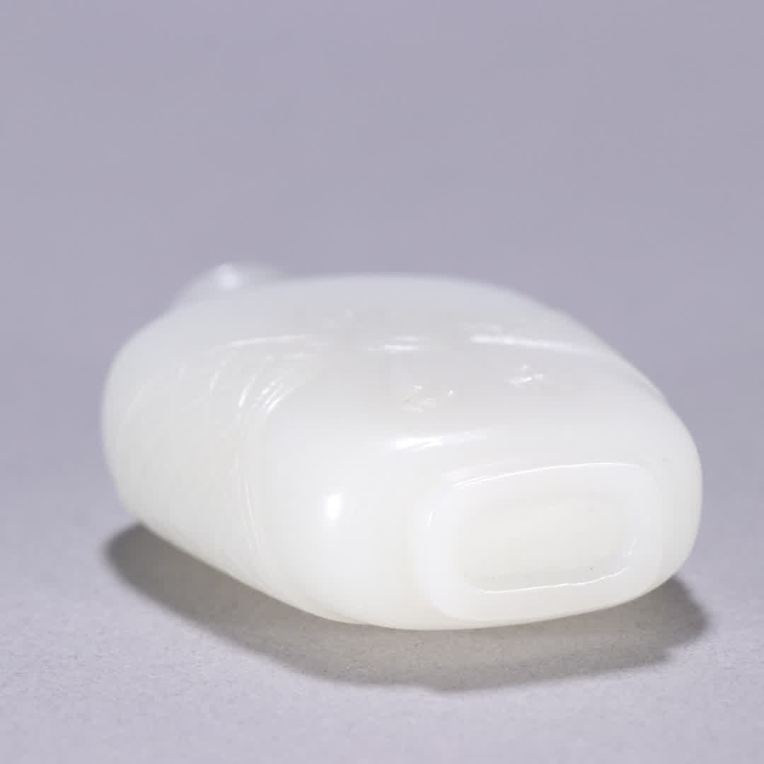 A Qing Dynasty Hetian jade snuff bottle with a pouch pattern - 9