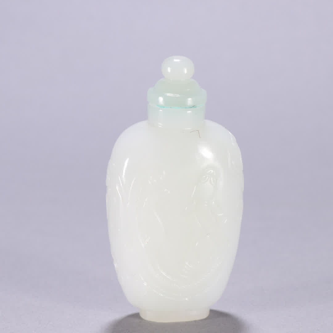 A Qing Dynasty Hetian jade snuff bottle with chi dragon patterns (1 of 9)