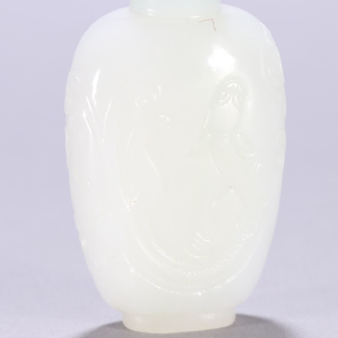 A Qing Dynasty Hetian jade snuff bottle with chi dragon patterns - 2