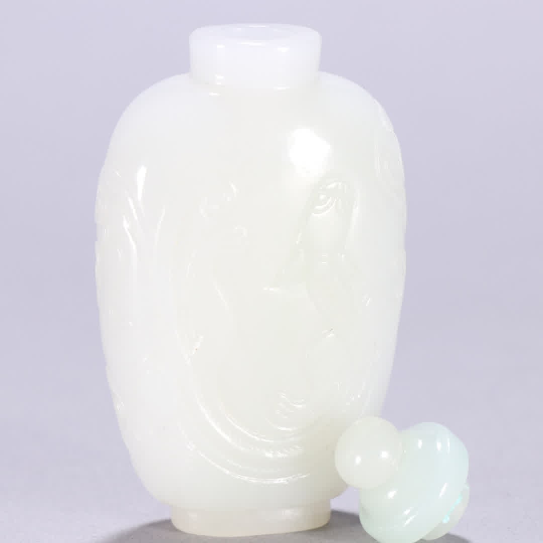 A Qing Dynasty Hetian jade snuff bottle with chi dragon patterns - 3