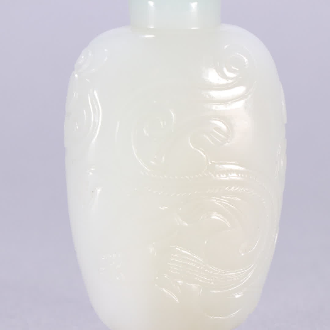 A Qing Dynasty Hetian jade snuff bottle with chi dragon patterns - 6