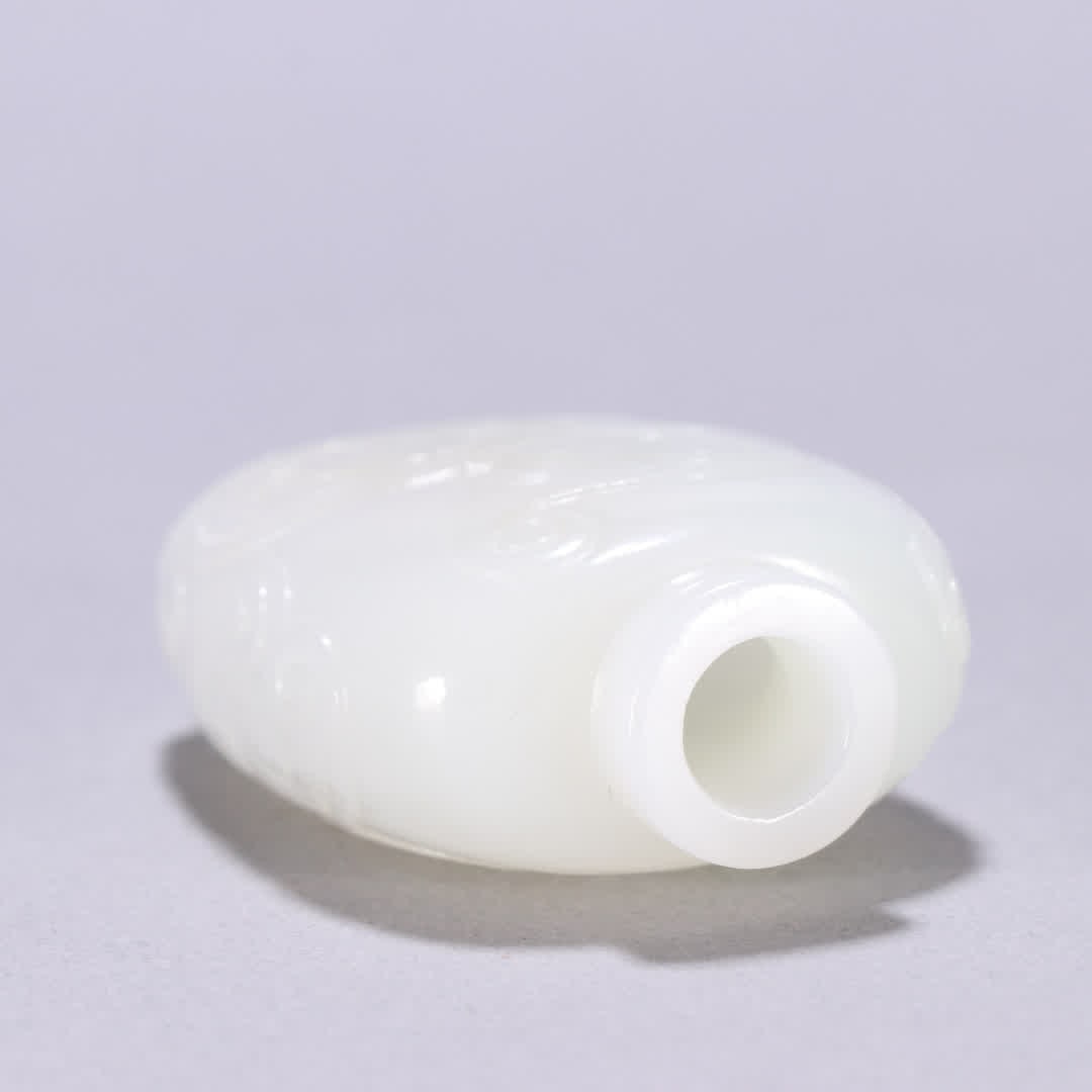 A Qing Dynasty Hetian jade snuff bottle with chi dragon patterns - 8