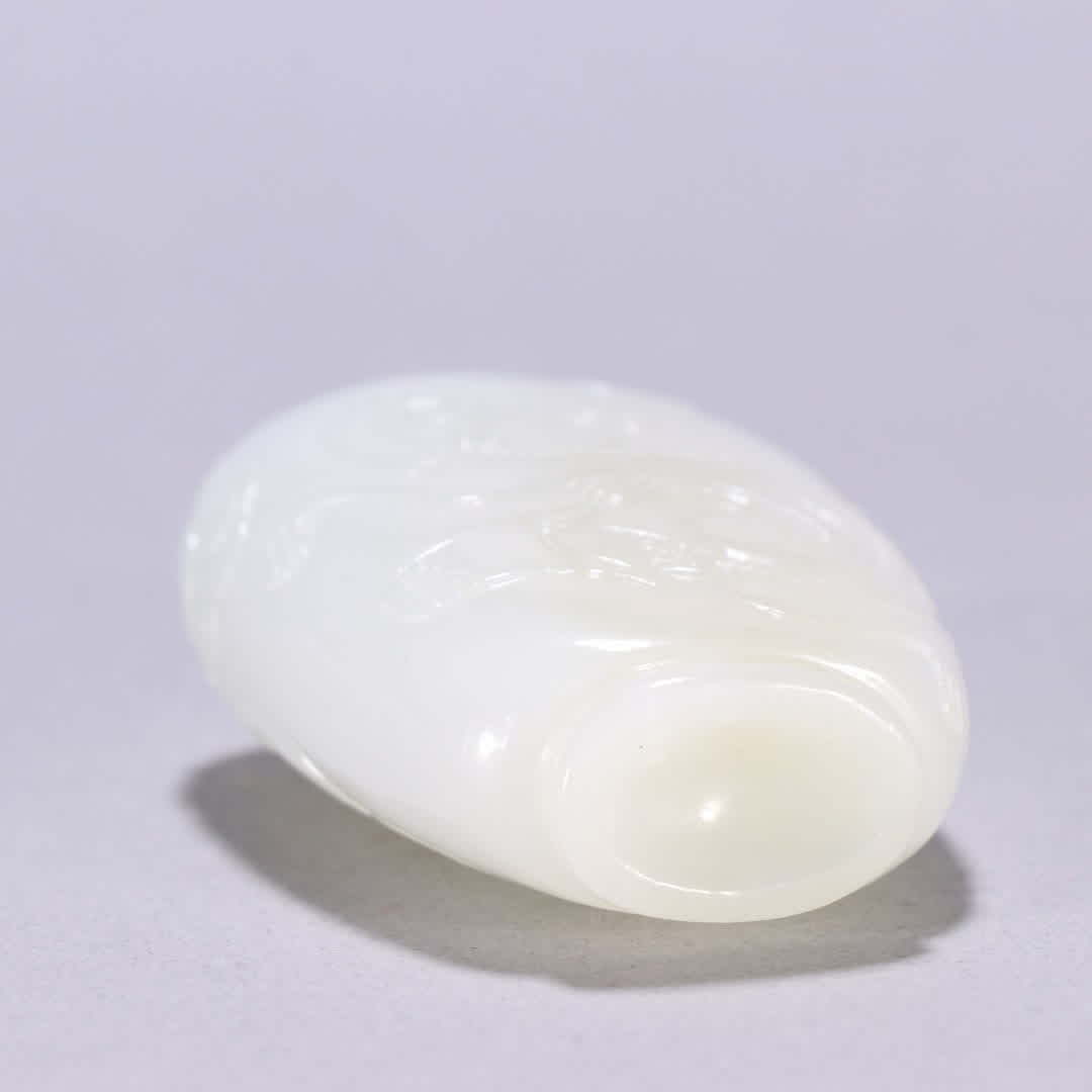 A Qing Dynasty Hetian jade snuff bottle with chi dragon patterns - 9