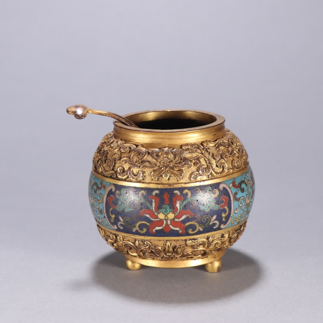 A Qing Dynasty bronze gilt cloisonne with entwined floral water vessel: Qing Dynasty bronze gilt cloisonne with entwined floral patterns on water fittings SIZE: H:6.4cm W:7cm W:212.8g (The Dimensions Of All Batches Are Manually Measured.If You Need More Detailed
