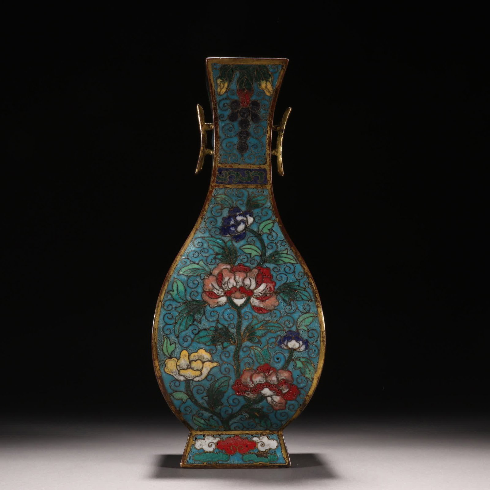 One Ming Dynasty: cloisonne patterned halberd-handled vase: Ming Dynasty: Jingtai blue-patterned halberd-handled vase SIZE: H:21.5cm W:8.5cm W:863g (The Dimensions Of All Batches Are Manually Measured.If You Need More Detailed Information, Please Contact Our