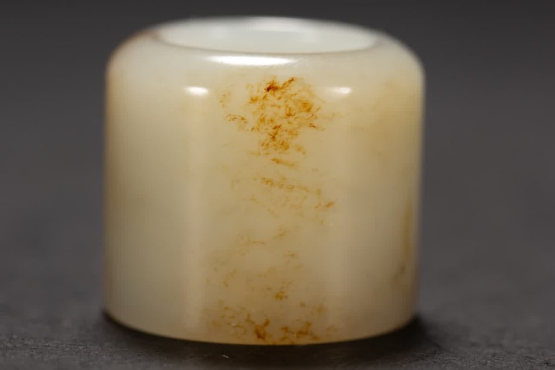 A Qing Dynasty Hetian jade thumb ring - 2