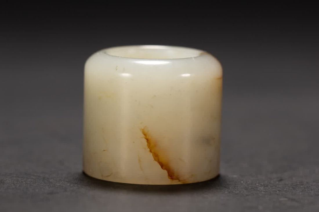 A Qing Dynasty Hetian jade thumb ring - 3