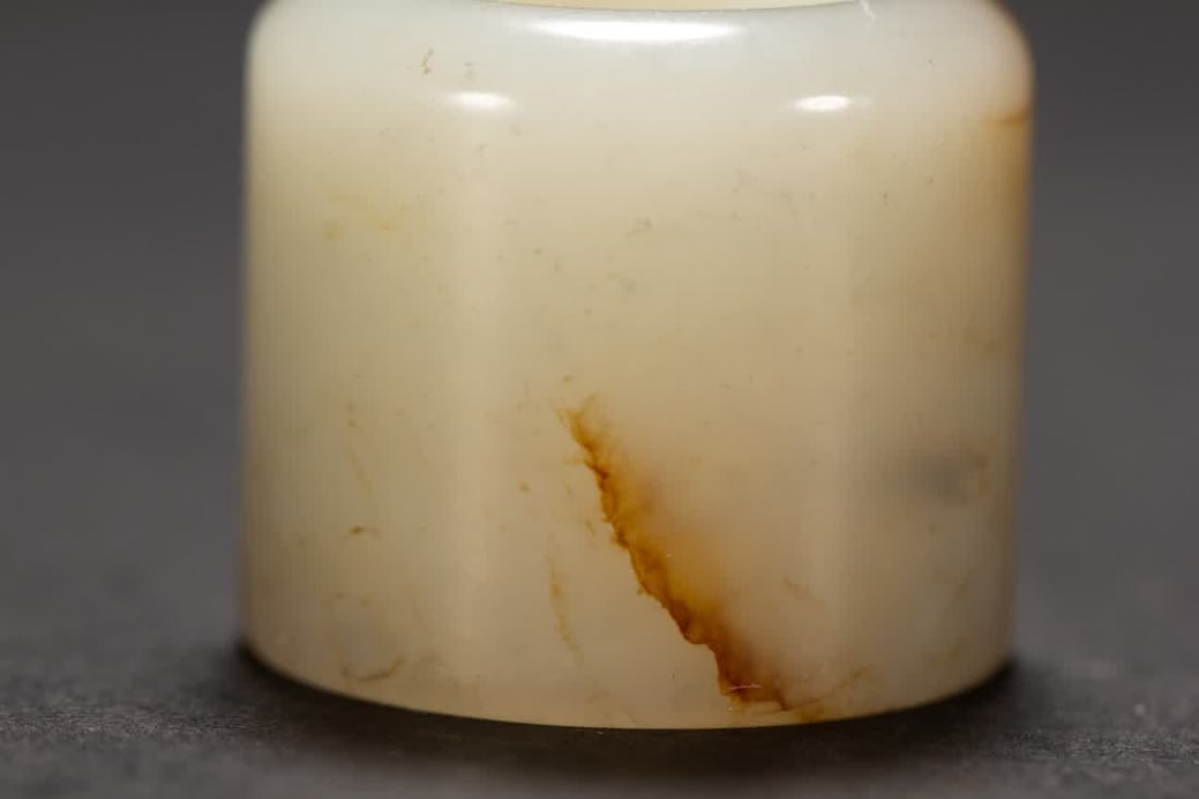 A Qing Dynasty Hetian jade thumb ring - 4