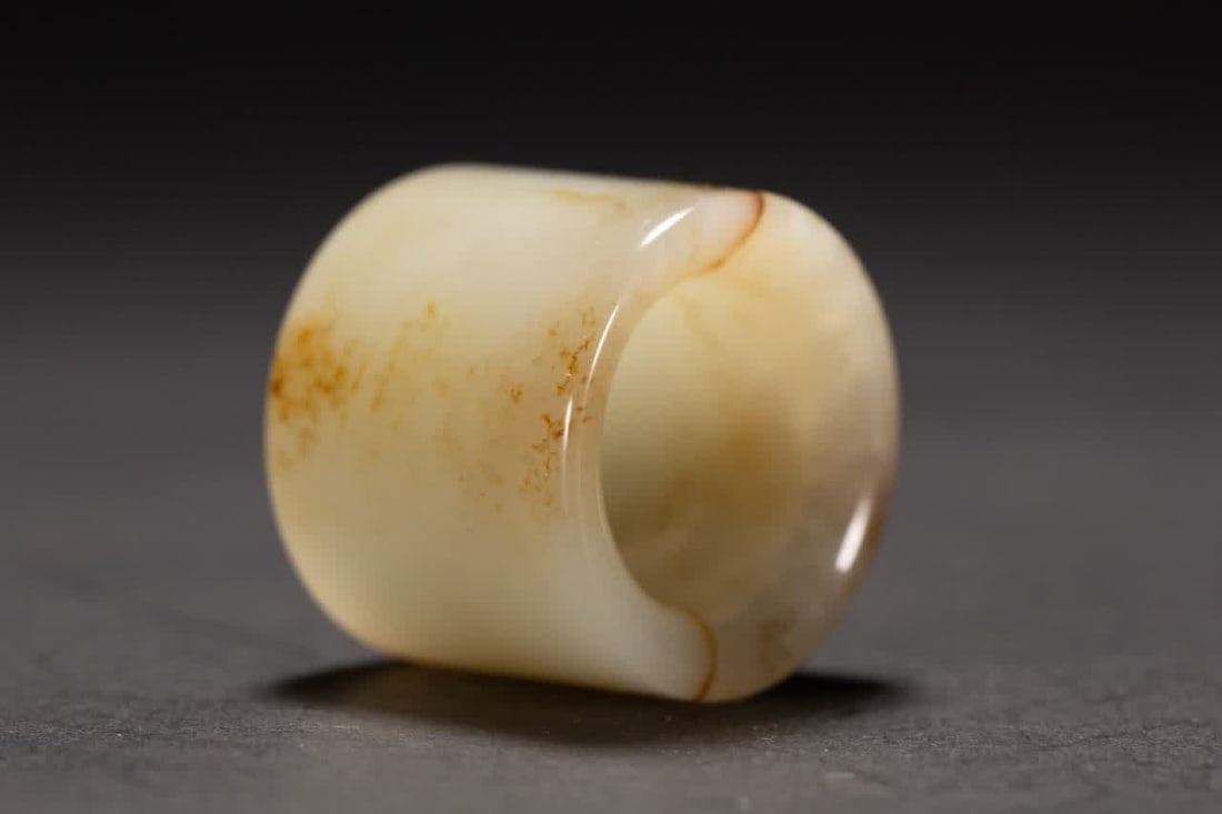 A Qing Dynasty Hetian jade thumb ring - 6