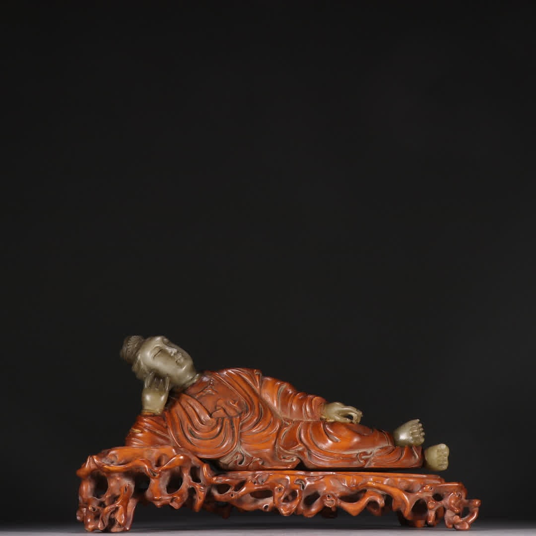 A boxwood statue of the Free Guanyin in Shoushan Stone: Boxwood is embedded in Shoushan Stone to create a statue of the Free Guanyin SIZE: H:12cm W:22.5cm W:455.3g (The Dimensions Of All Batches Are Manually Measured.If You Need More Detailed Information,
