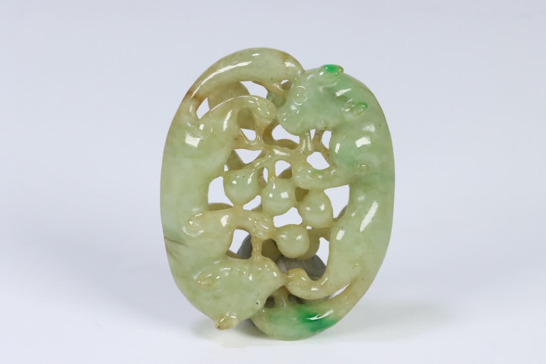 A Qing Dynasty old jadeite double-badger jadeite piece: Qing Dynasty Old Jadeite Double Badger Handle SIZE: 4.9x4.1x1.3cm W:30.8g (The Dimensions Of All Batches Are Manually Measured.If You Need More Detailed Information, Please Contact Our Customer