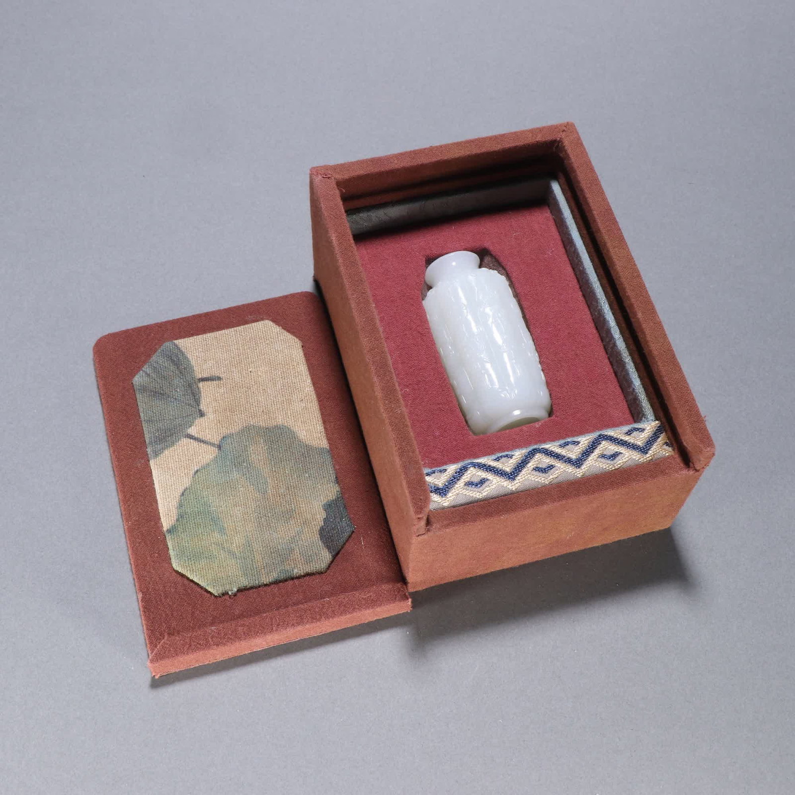 A Qing Dynasty Hetian jade snuff bottle with hidden Eight Immortals patterns: Qing Dynasty Hetian jade snuff bottle with hidden Eight Immortals motif SIZE: H:6.6cm W:3.3cm W:86g (The Dimensions Of All Batches Are Manually Measured.If You Need More Detailed Information, Please
