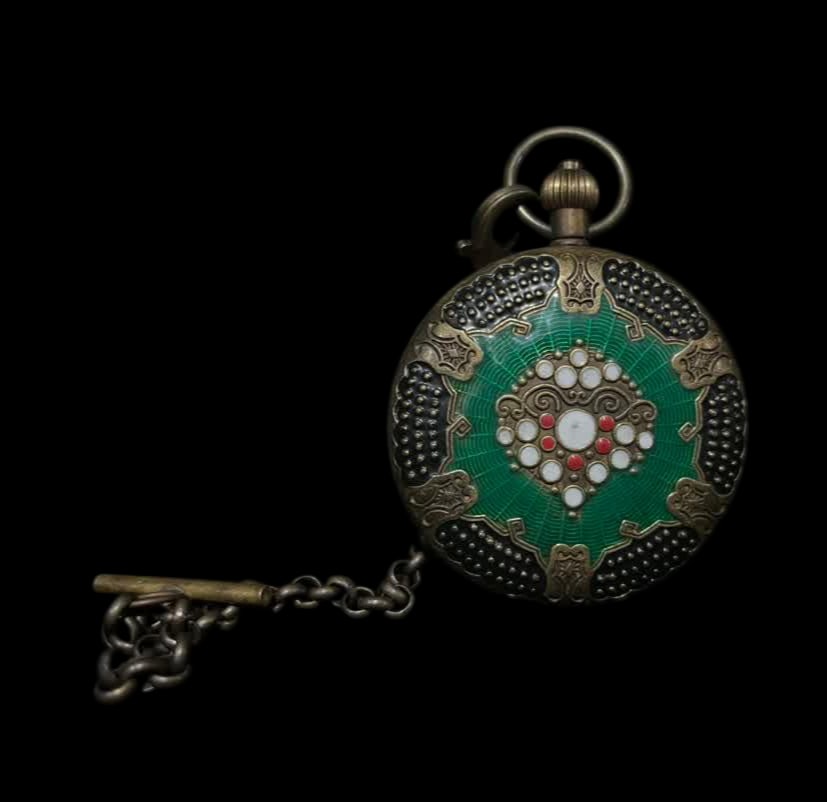 A late Qing dynasty double-leaf pure copper pocket watch: Late Qing Dynasty double-leaf pure copper pocket watch SIZE: D:55mm (The Dimensions Of All Batches Are Manually Measured.If You Need More Detailed Information, Please Contact Our Customer Service