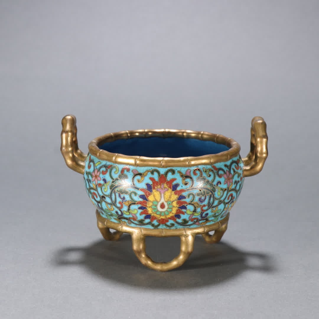 A Qing Dynasty bronze gilt cloisonne three-legged incense burner with entwined floral patterns: Qing Dynasty bronze gilt cloisonne three-legged incense burner with entwined floral patterns SIZE: H:8.1cm W:11.2cm W:400g (The Dimensions Of All Batches Are Manually Measured.If You Need More Detaile