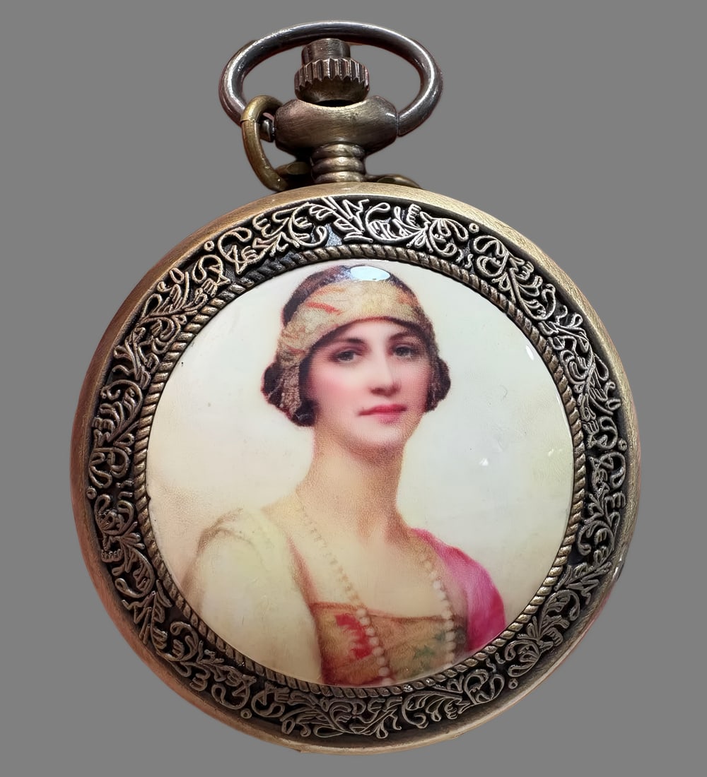 A late Qing dynasty Western pic alloy pocket watch: Late Qing Western pictorial alloy pocket watch SIZE: D:50mm (The Dimensions Of All Batches Are Manually Measured.If You Need More Detailed Information, Please Contact Our Customer Service Before