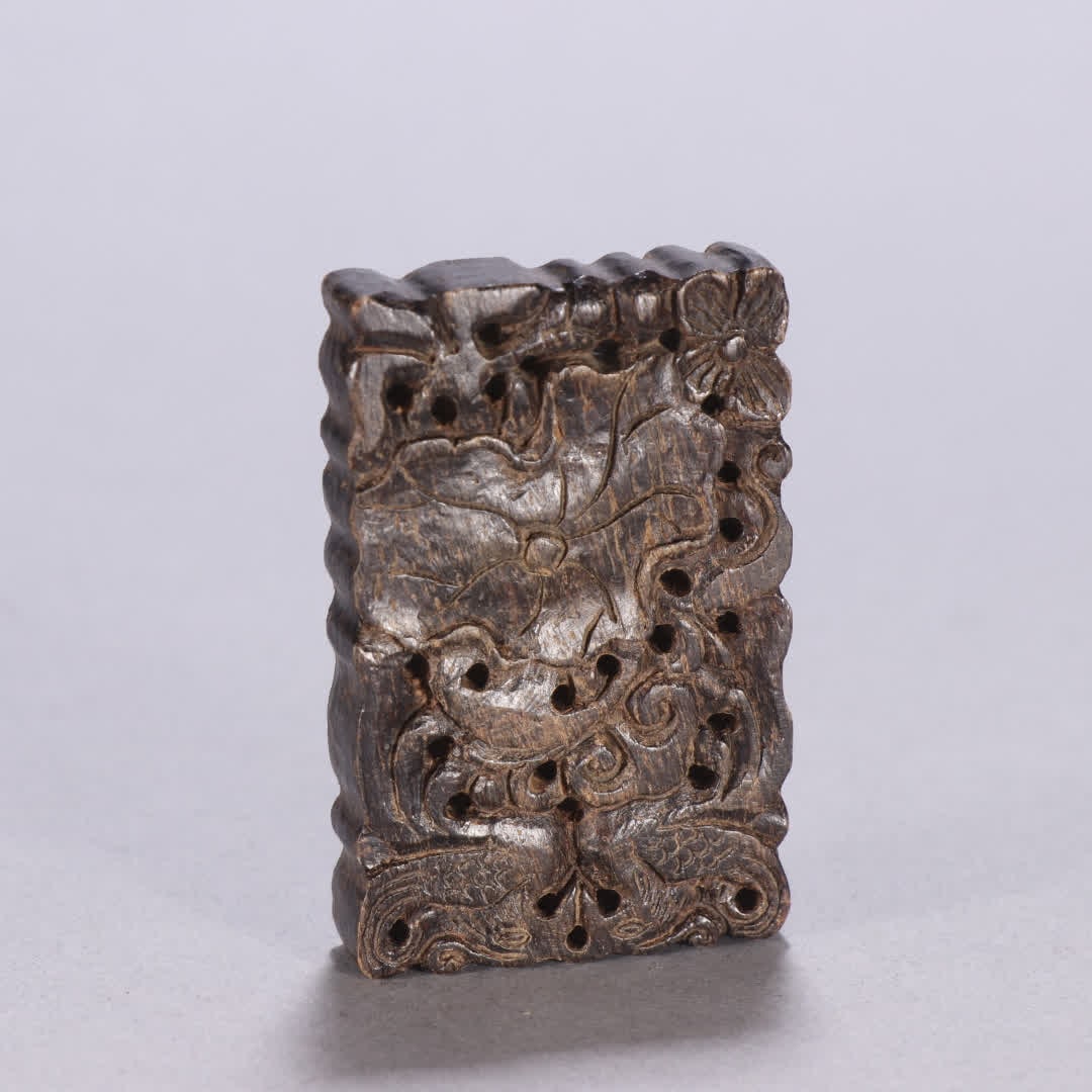A Qing Dynasty agarwood brand "Continuous Year After Year" brand: Qing Dynasty Agarwood "Lian Nian You Yu" brand SIZE: H:6cm W:3.8cm W:20g (The Dimensions Of All Batches Are Manually Measured.If You Need More Detailed Information, Please Contact Our Customer