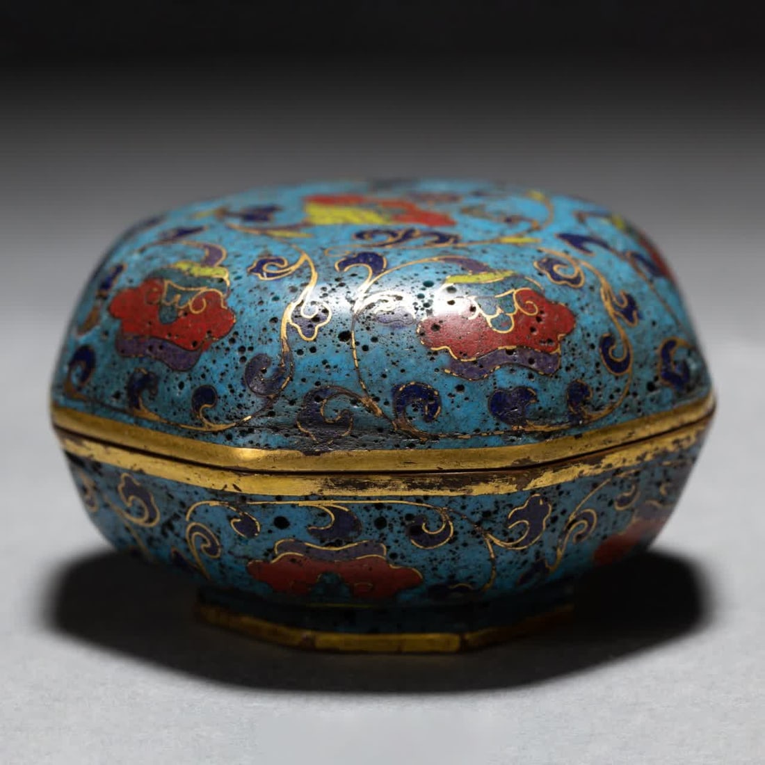 A Qing Dynasty cloisonne lid box: Qing Dynasty cloisonne lid box SIZE: L:7cm W:7cm H:4cm W:180g (The Dimensions Of All Batches Are Manually Measured.If You Need More Detailed Information, Please Contact Our Customer Service Before