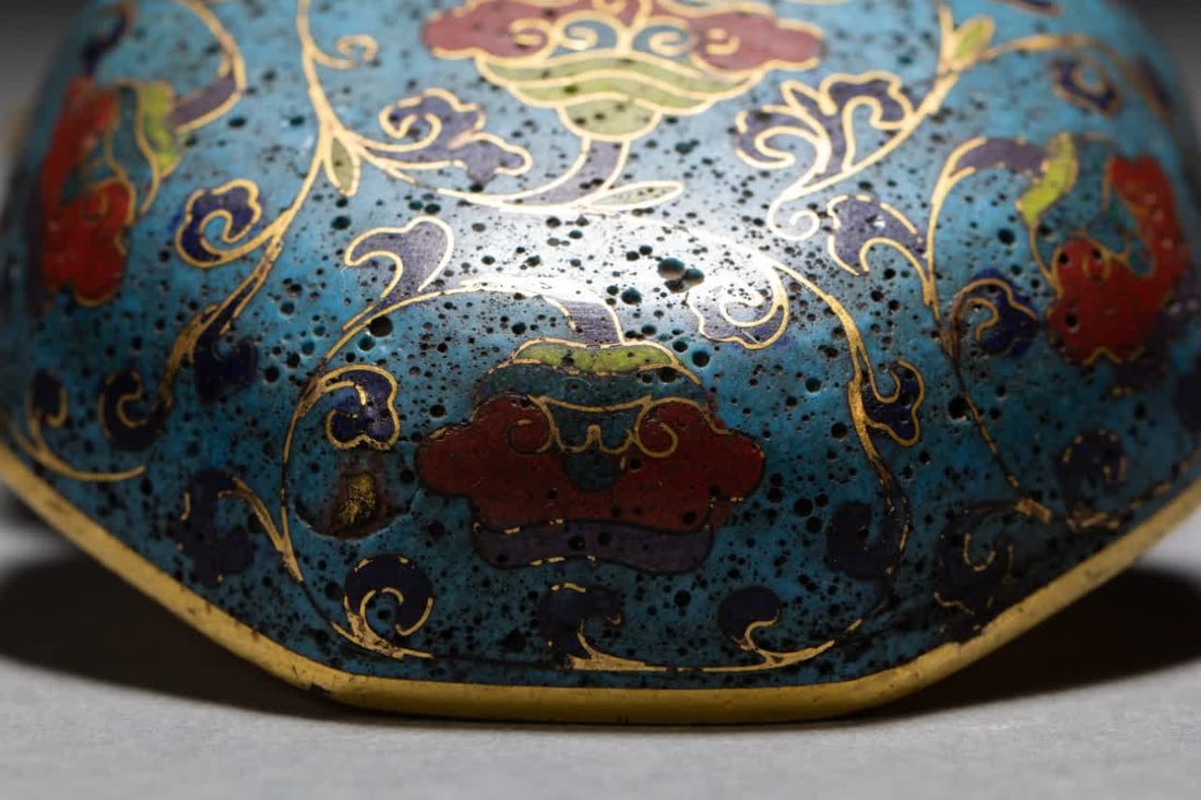 A Qing Dynasty cloisonne lid box - 3