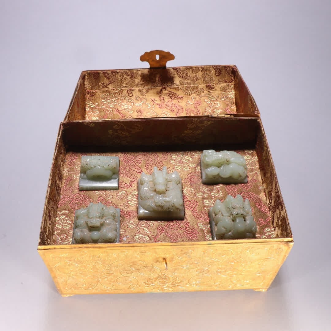 A set of Qing Dynasty Hetian jade dragon knob seals: A set of Qing Dynasty Hetian jade dragon-knob seals SIZE: H:4.3cm W:5.1cm Each W:236.3g (The Dimensions Of All Batches Are Manually Measured.If You Need More Detailed Information, Please Contact Our