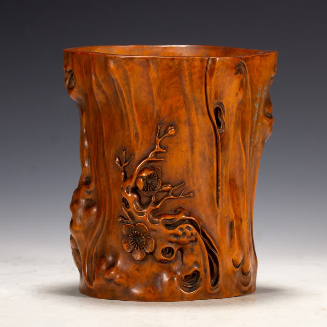 A Qing Dynasty boxwood brush pot: A boxwood brush pot from the Qing Dynasty SIZE: L:13.5cm W:13.5cm H:15cm W:860g (The Dimensions Of All Batches Are Manually Measured.If You Need More Detailed Information, Please Contact Our Customer