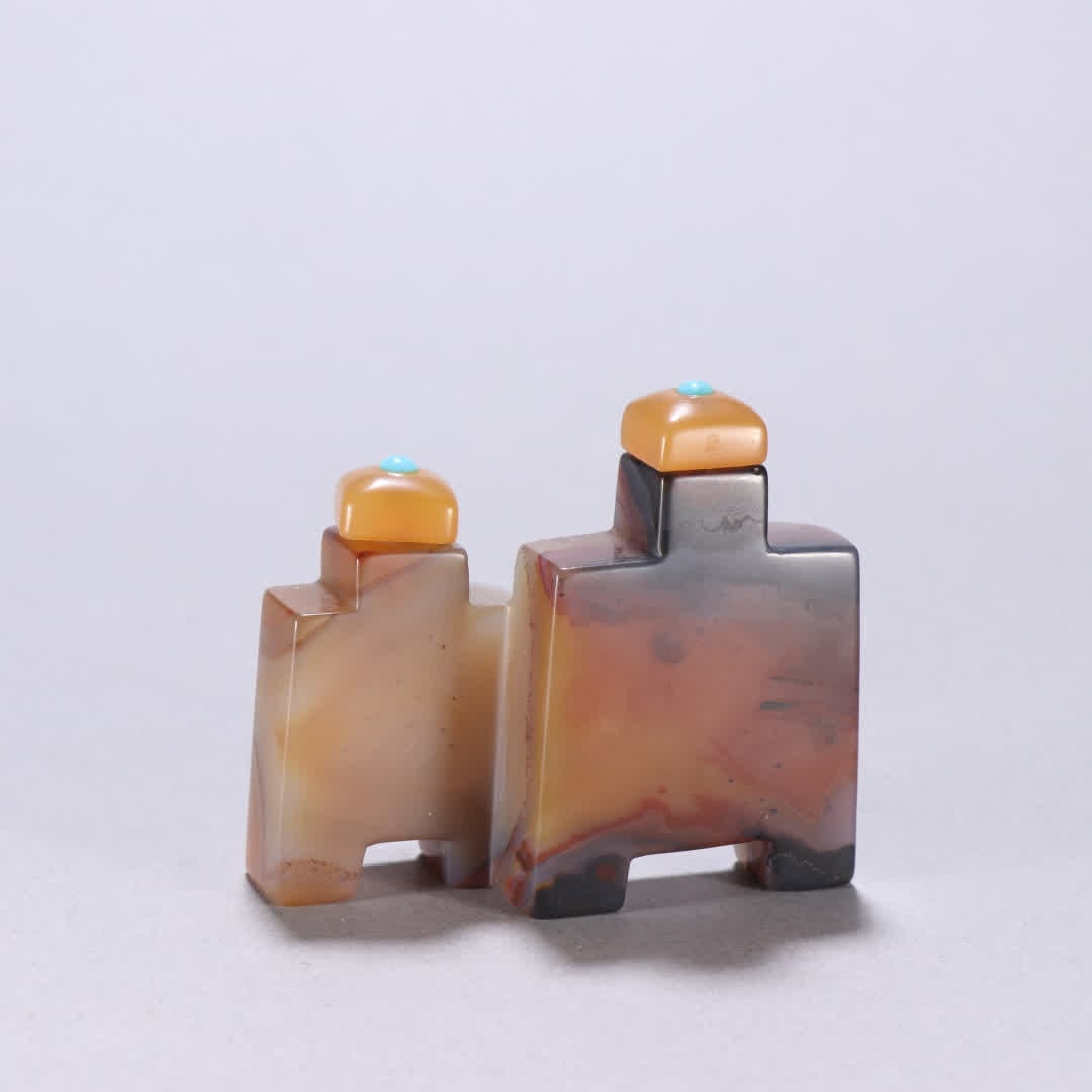 A Qing Dynasty agate double-linked snuff bottle: Qing Dynasty agate double-linked snuff bottle SIZE: H:5.7cm W:6.5cm W:67.1g (The Dimensions Of All Batches Are Manually Measured.If You Need More Detailed Information, Please Contact Our Customer