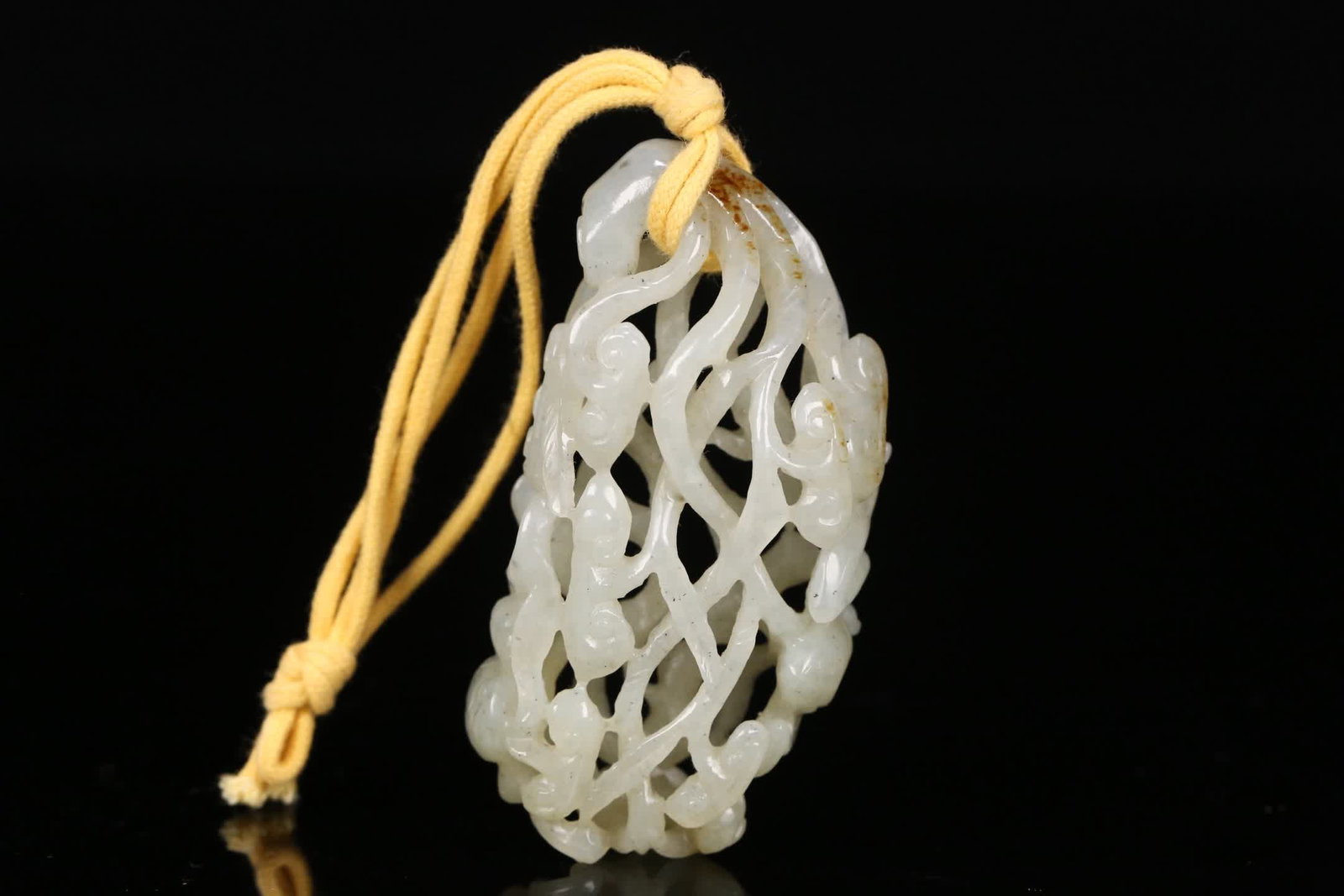 A Qing Dynasty Hetian jade hollow lingzhi bat pattern sachet: Qing Dynasty Hetian jade hollow lingzhi bat pattern sachet SIZE: 8.2x4x2.4cm W:49.5g (The Dimensions Of All Batches Are Manually Measured.If You Need More Detailed Information, Please Contact Our
