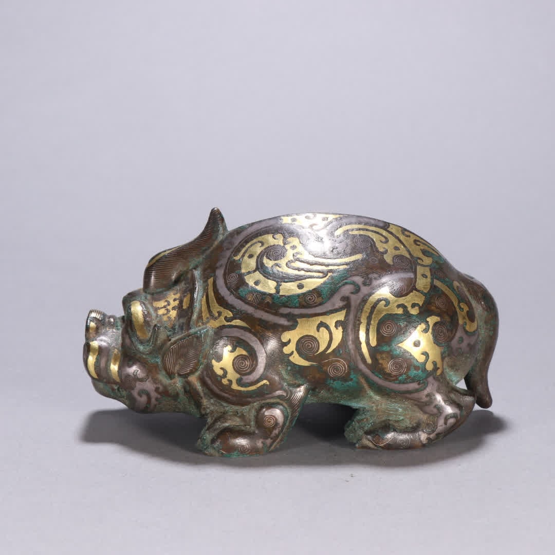 A Han Dynasty bronze-inlaid pig ornament with gold and silver inlay: Han Dynasty bronze-inlaid gold, silver, and pig ornaments SIZE: H:6.5cm W:12.8cm W:560g (The Dimensions Of All Batches Are Manually Measured.If You Need More Detailed Information, Please Contact Our