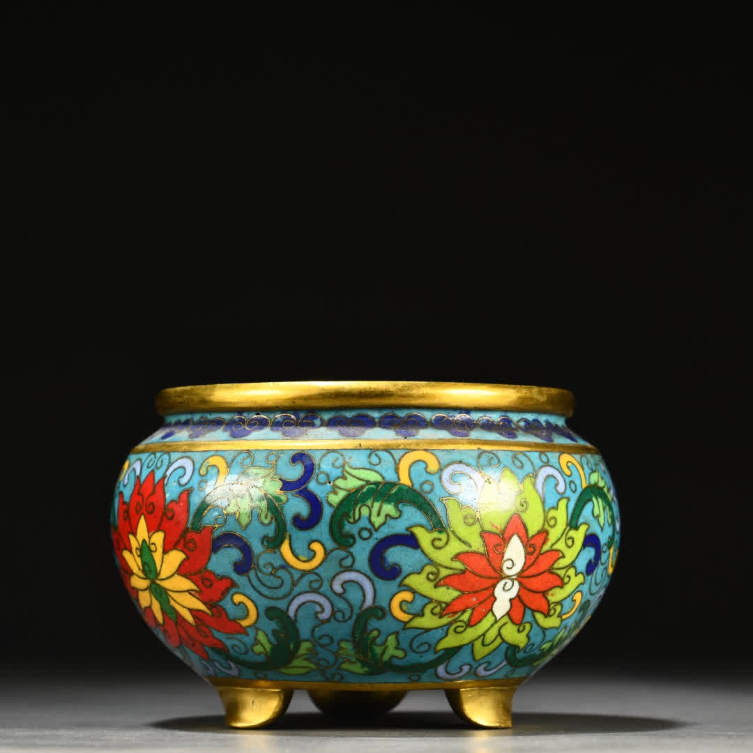 An early collection of a bronze-bodied cloisonne three-legged incense burner: Early collection: Copper-bodied cloisonne filigree three-legged incense burner SIZE: H:7.7cm W:11.7cm W:1125g (The Dimensions Of All Batches Are Manually Measured.If You Need More Detailed