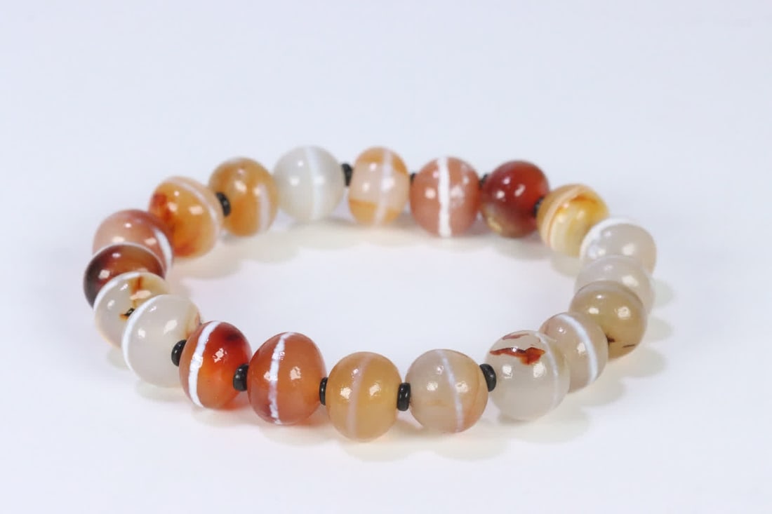 A Tibetan agate thread bead bracelet: Tibetan Agate Thread Bead Bracelet SIZE: 1.27cm W:42.8g (The Dimensions Of All Batches Are Manually Measured.If You Need More Detailed Information, Please Contact Our Customer Service Before Bidding.)
