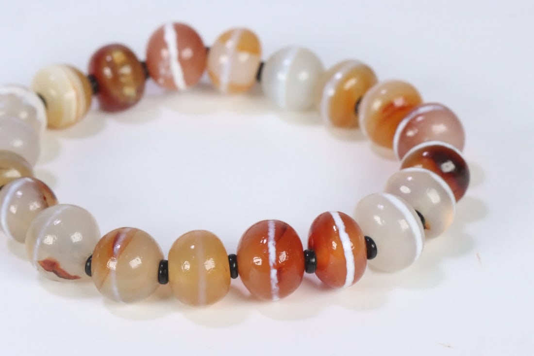 A Tibetan agate thread bead bracelet - 7