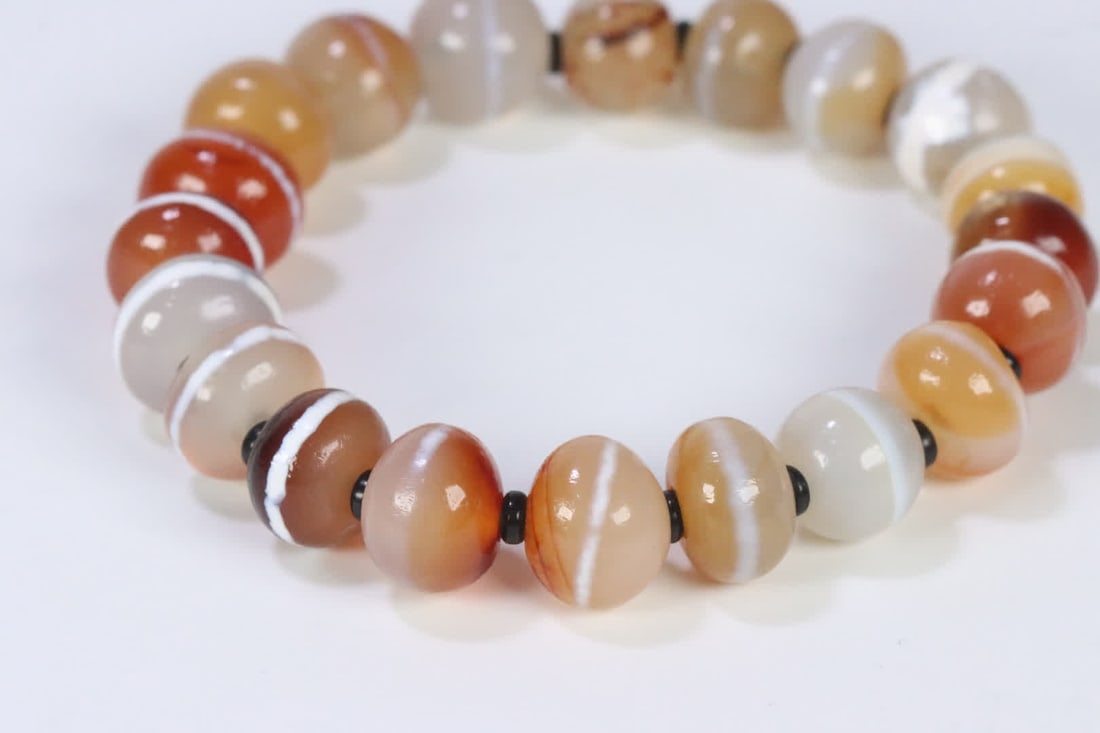 A Tibetan agate thread bead bracelet - 8
