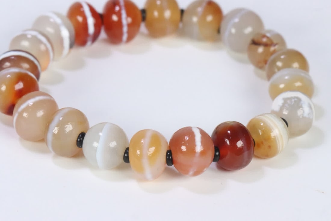 A Tibetan agate thread bead bracelet - 9