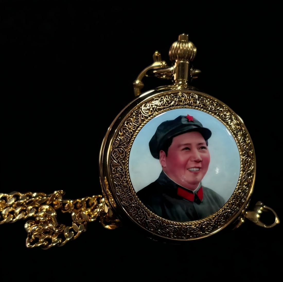 A pocket watch themed on Chairman Mao: Chairman Mao's memorial themed pocket watch SIZE: D:5cm (The Dimensions Of All Batches Are Manually Measured.If You Need More Detailed Information, Please Contact Our Customer Service Before Bidding.)