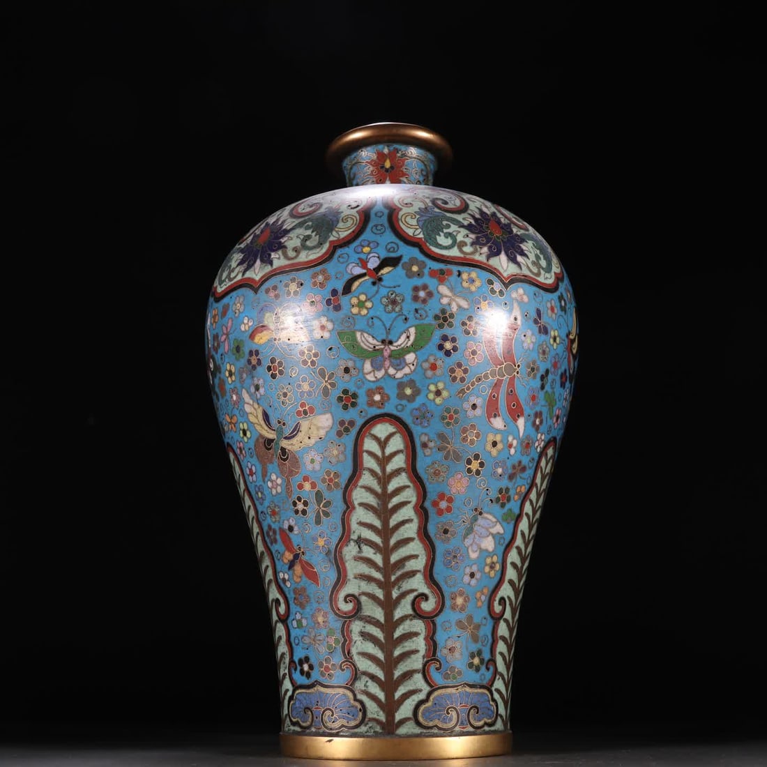 A Qing Dynasty copper-bodied cloisonne plum vase: Qing Dynasty copper-bodied cloisonne plum vase SIZE: H:28cm W:15.7cm W:1502.1g (The Dimensions Of All Batches Are Manually Measured.If You Need More Detailed Information, Please Contact Our Customer