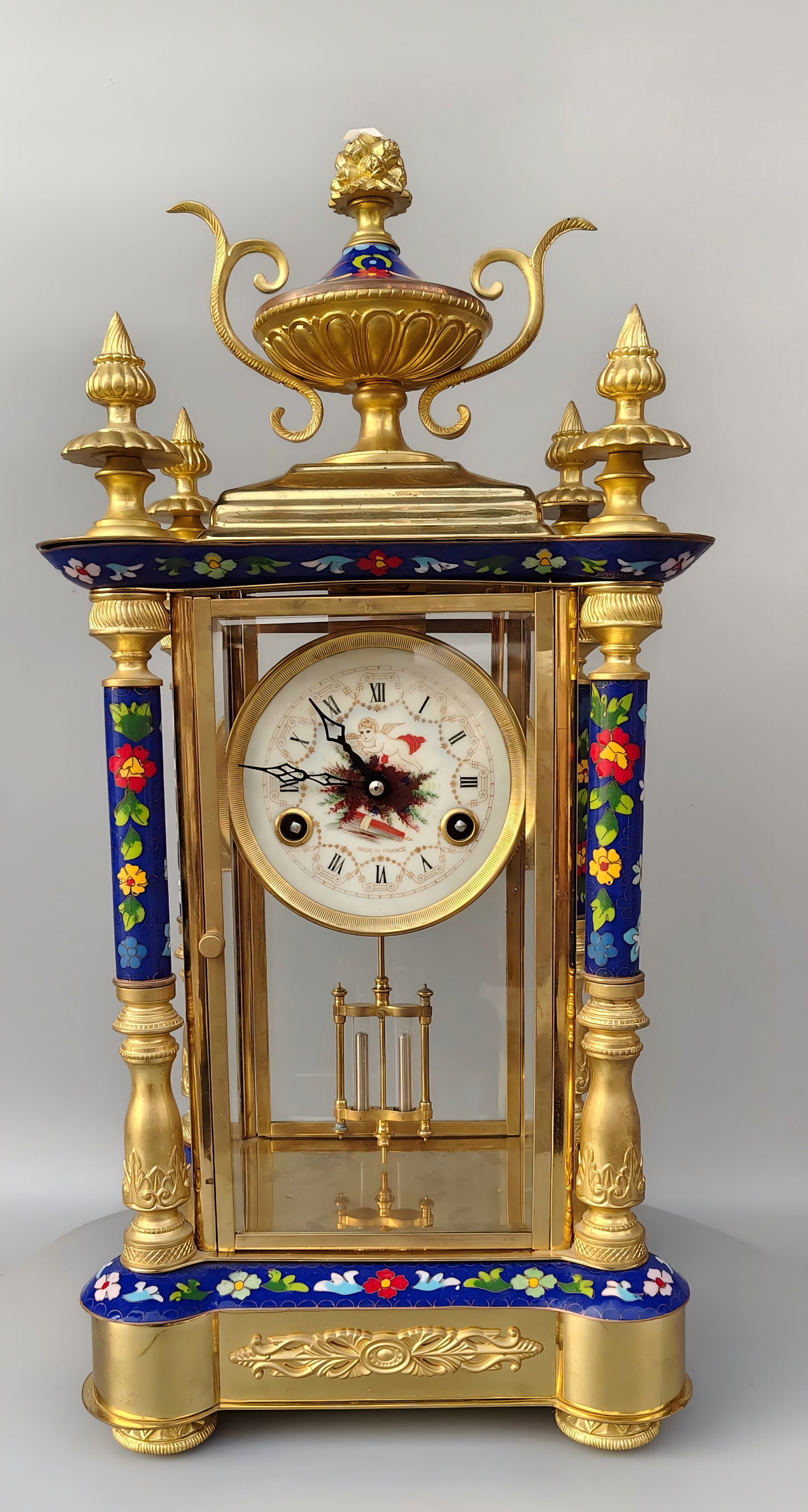 A late Qing dynasty European-style gilt mantel clock: Late Qing European gilt mantel clock SIZE: 52x25x19cm (The Dimensions Of All Batches Are Manually Measured.If You Need More Detailed Information, Please Contact Our Customer Service Before Bidding.)