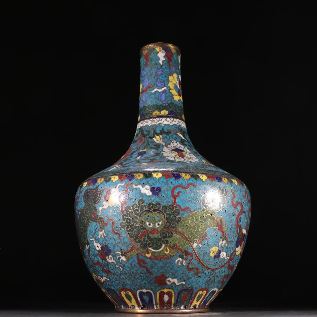 A Ming Dynasty copper-bodied cloisonne enamel lion and embroidered ball appreciation vase: Ming Dynasty copper-bodied cloisonne cloisonne enamel lion embroidered ball appreciation vase SIZE: H:32cm W:20.2cm W:1756g (The Dimensions Of All Batches Are Manually Measured.If You Need More