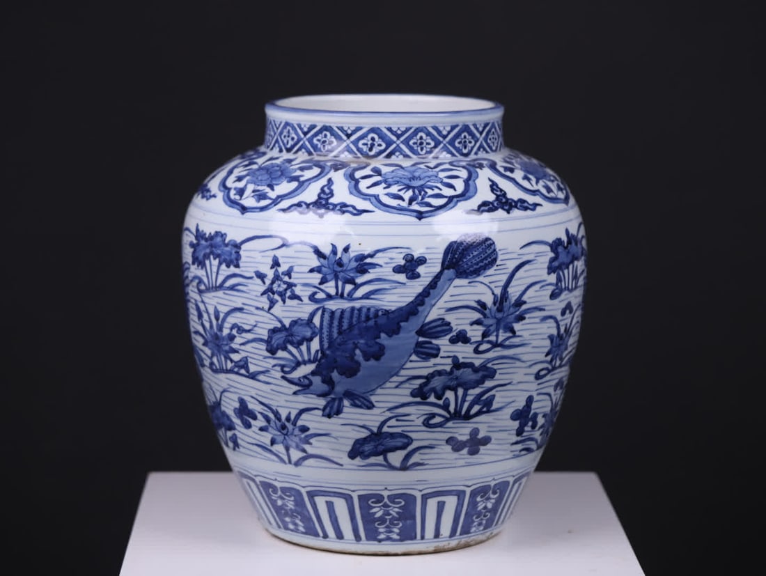 A large Ming dynasty jar with blue-and-white fish and algae patterns - 6