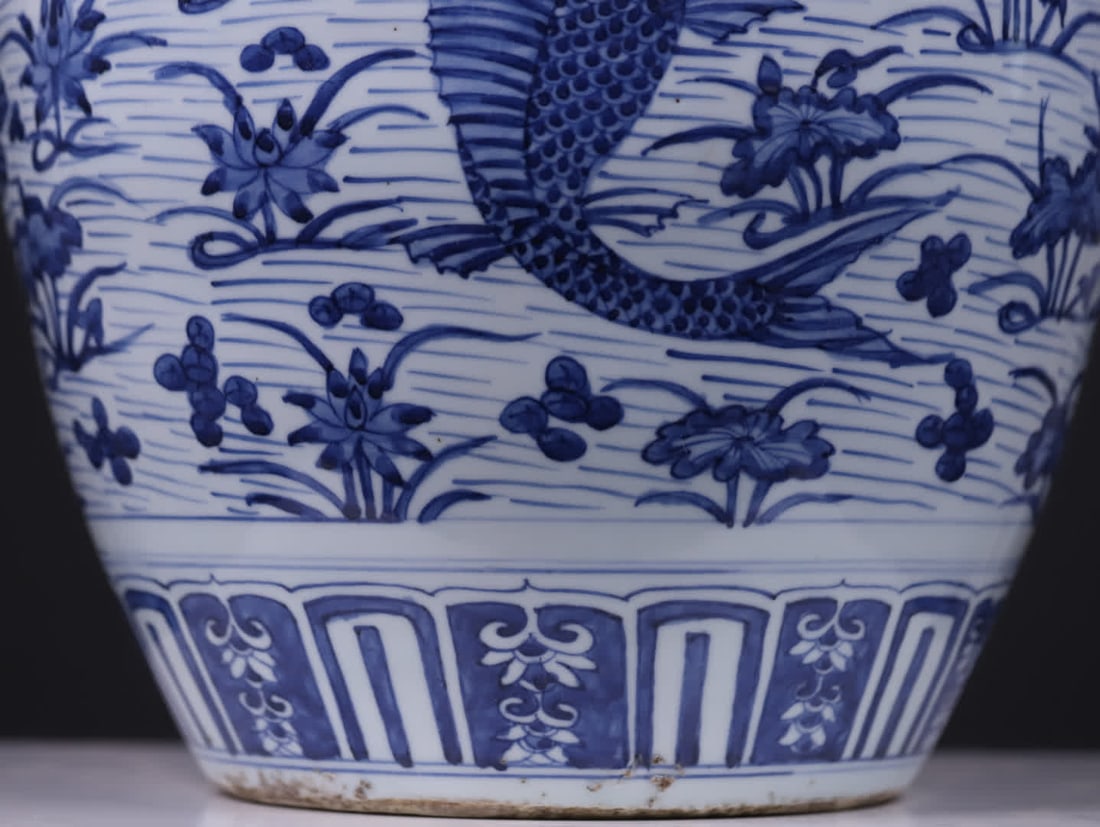 A large Ming dynasty jar with blue-and-white fish and algae patterns - 9
