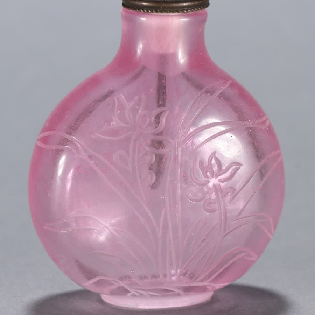 A Qing Dynasty glass orchid-patterned snuff bottle - 2