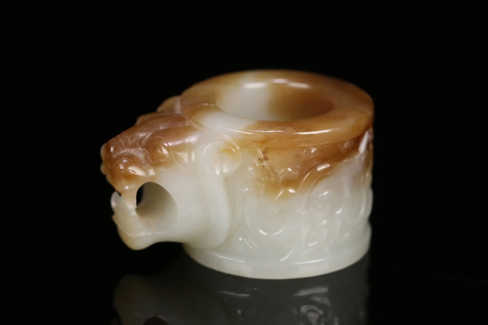 One Hetian jade "Four Symbols" tiger head thumb ring: Hetian jade "Four Symbols" tiger head thumb ring SIZE: 5.3x3.7x3cm Inner diameter 2.2cm W: 77.4g (The Dimensions Of All Batches Are Manually Measured.If You Need More Detailed Information, Please