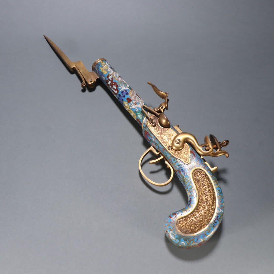 One piece: a gilt copper cloisonne inlaid jade firearm: Gilt bronze cloisonne inlaid jade flintlock gun SIZE: L:38.8cm W:13.2cm W:587g (The Dimensions Of All Batches Are Manually Measured.If You Need More Detailed Information, Please Contact Our Customer