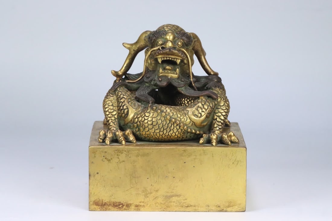 A bronze gilt dragon seal: Bronze gilt dragon pattern seal SIZE: 15.9x13.55x13.55cm W:5620g (The Dimensions Of All Batches Are Manually Measured.If You Need More Detailed Information, Please Contact Our Customer Service Before