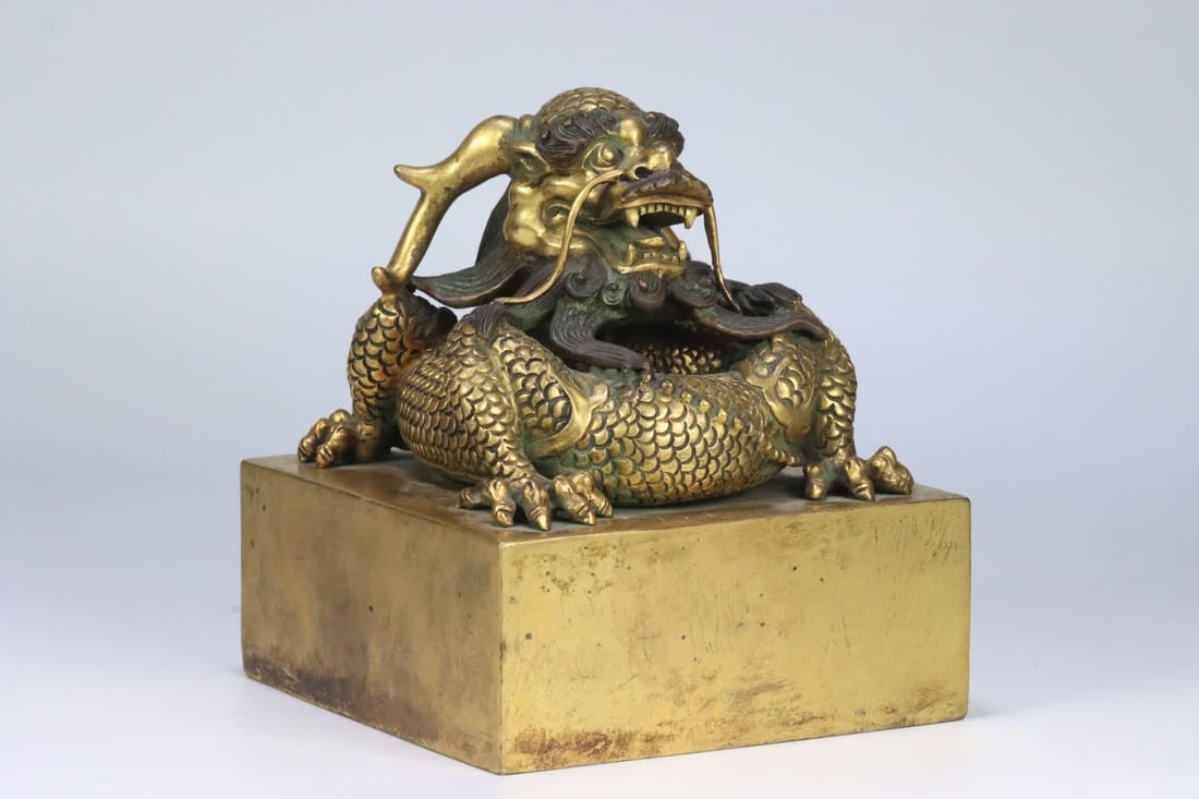 A bronze gilt dragon seal - 2